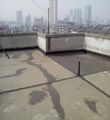 三亚市漏水维修 楼顶漏水是什么原因，楼顶漏水维修方法是什么?